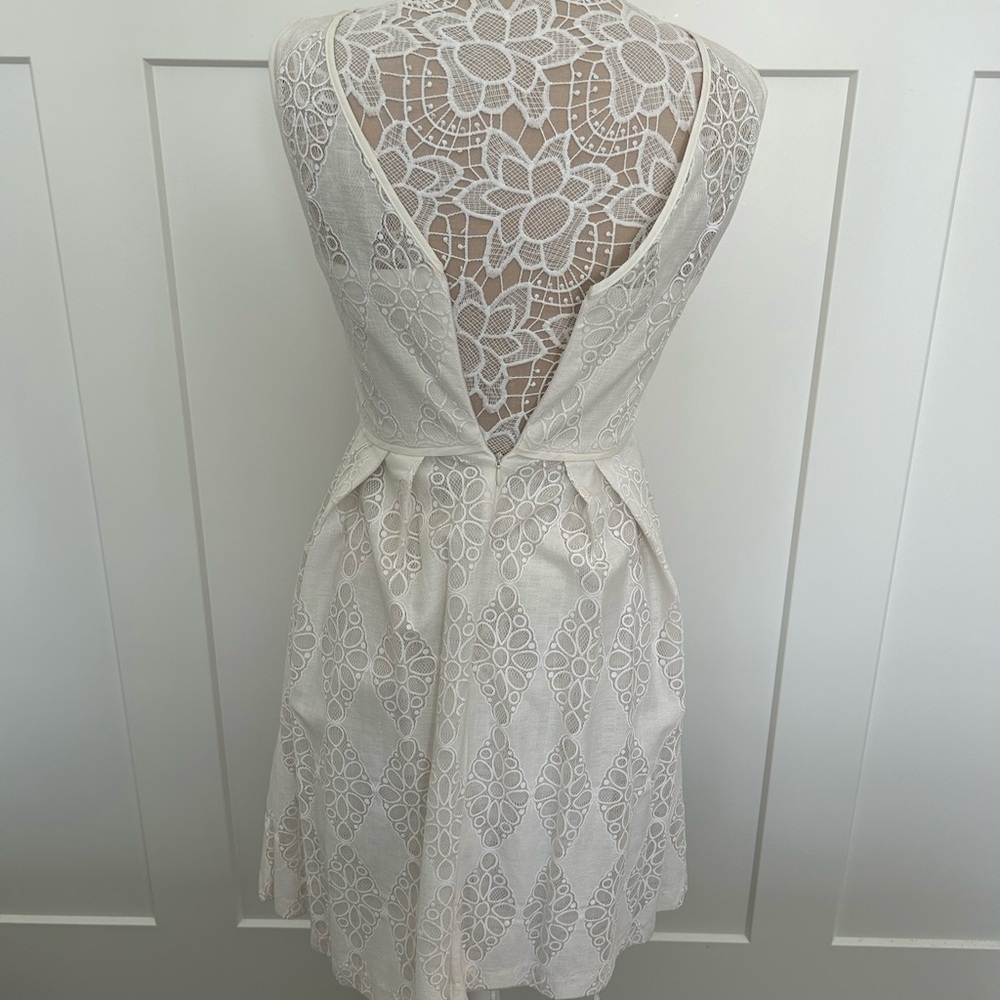 Elegant White Lace Dress - Picture 4 of 5
